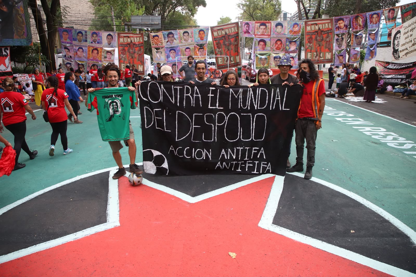 Familiares de Samir Flores y colectivos antimundialistas convierten el futbol popular en protesta contra el "Mundial del Despojo"