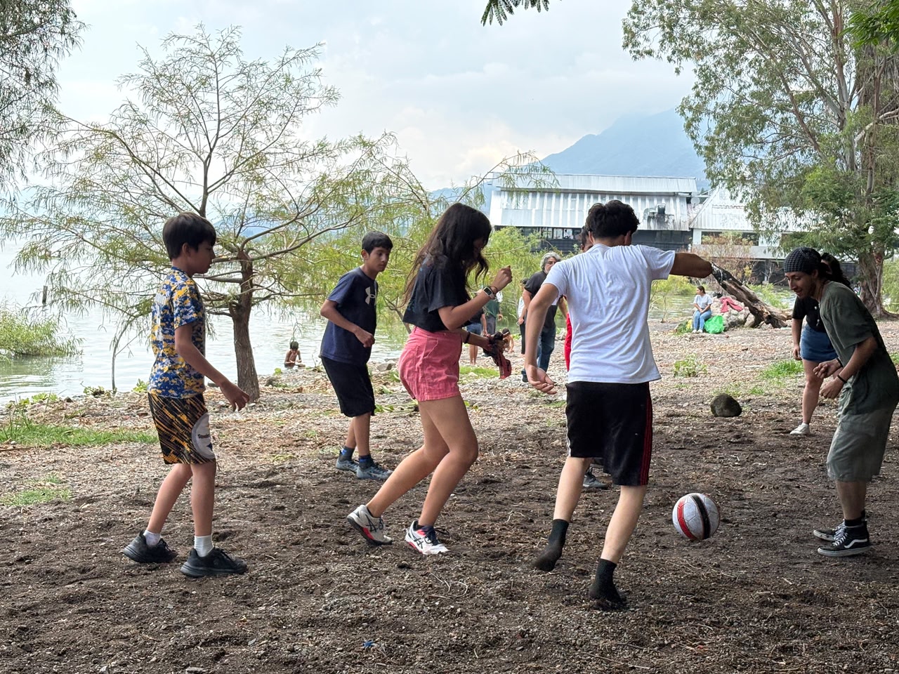 Defienden el Lago de Chapala con la "Cascarita Ribereña" a días del Mundial 2026