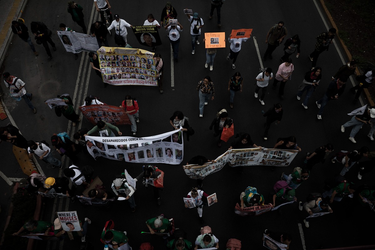 Madres buscadoras avanzan sobre Calzada de Tlalpan rumbo al Estadio Azteca durante la inauguración del Mundial 2026. Foto: Somoselmedio