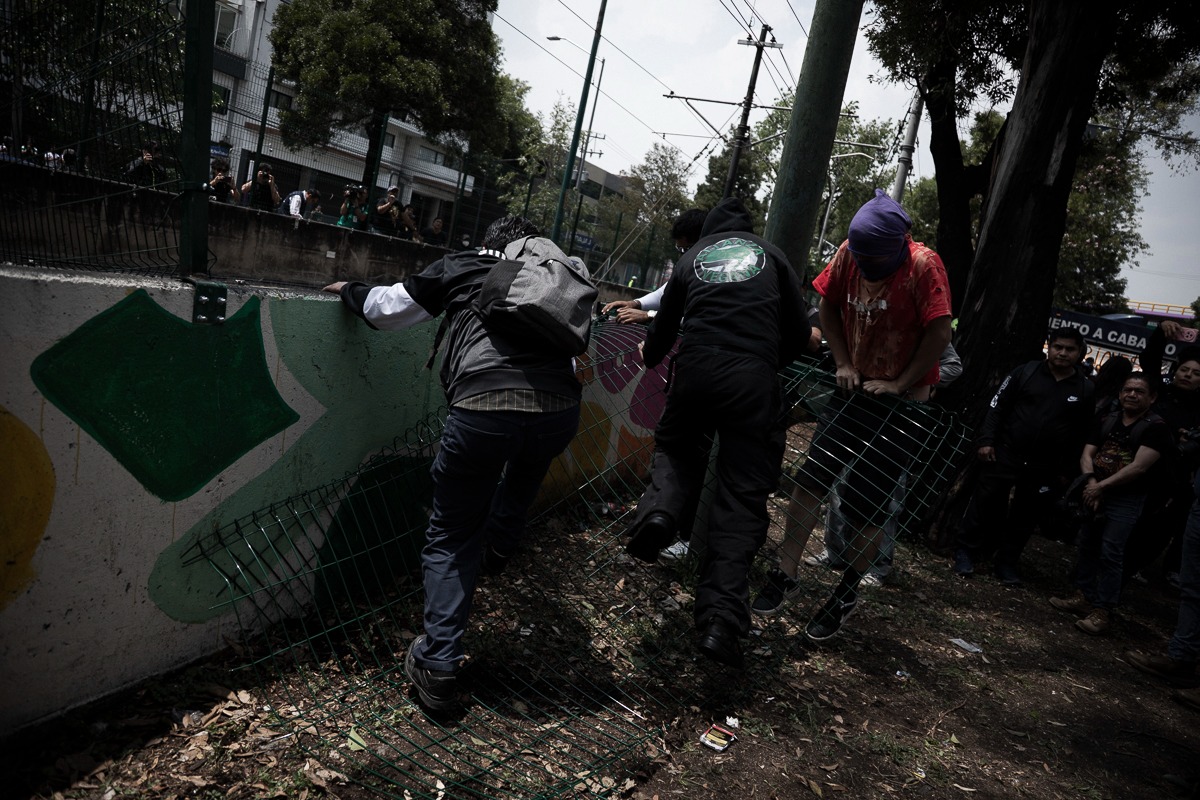 Madres buscadoras avanzan sobre Calzada de Tlalpan rumbo al Estadio Azteca durante la inauguración del Mundial 2026. Foto: Somoselmedio
