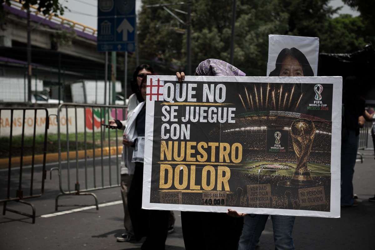 Madres buscadoras avanzan sobre Calzada de Tlalpan rumbo al Estadio Azteca durante la inauguración del Mundial 2026. Foto: Somoselmedio