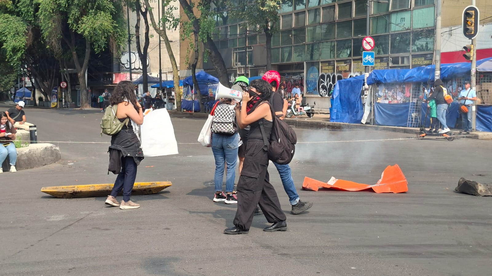 Liberan a Luis Fernando Luna Olivares tras ocho horas de detención; colectivos lo vinculan con denuncias contra Rojo de la Vega