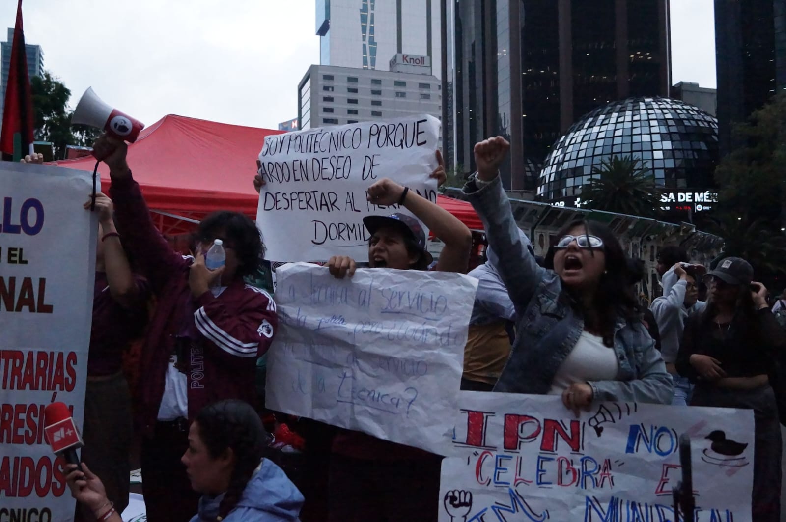 “El balón regresa a casa, nuestrxs desaparecidos no”: madres buscadoras protestan previo al México vs Ecuador