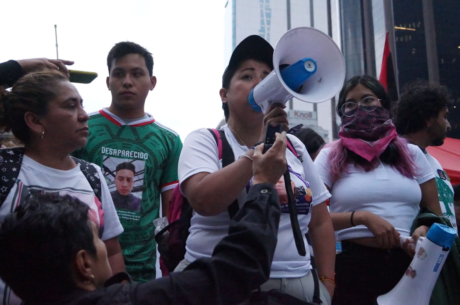 “El balón regresa a casa, nuestrxs desaparecidos no”: madres buscadoras protestan previo al México vs Ecuador