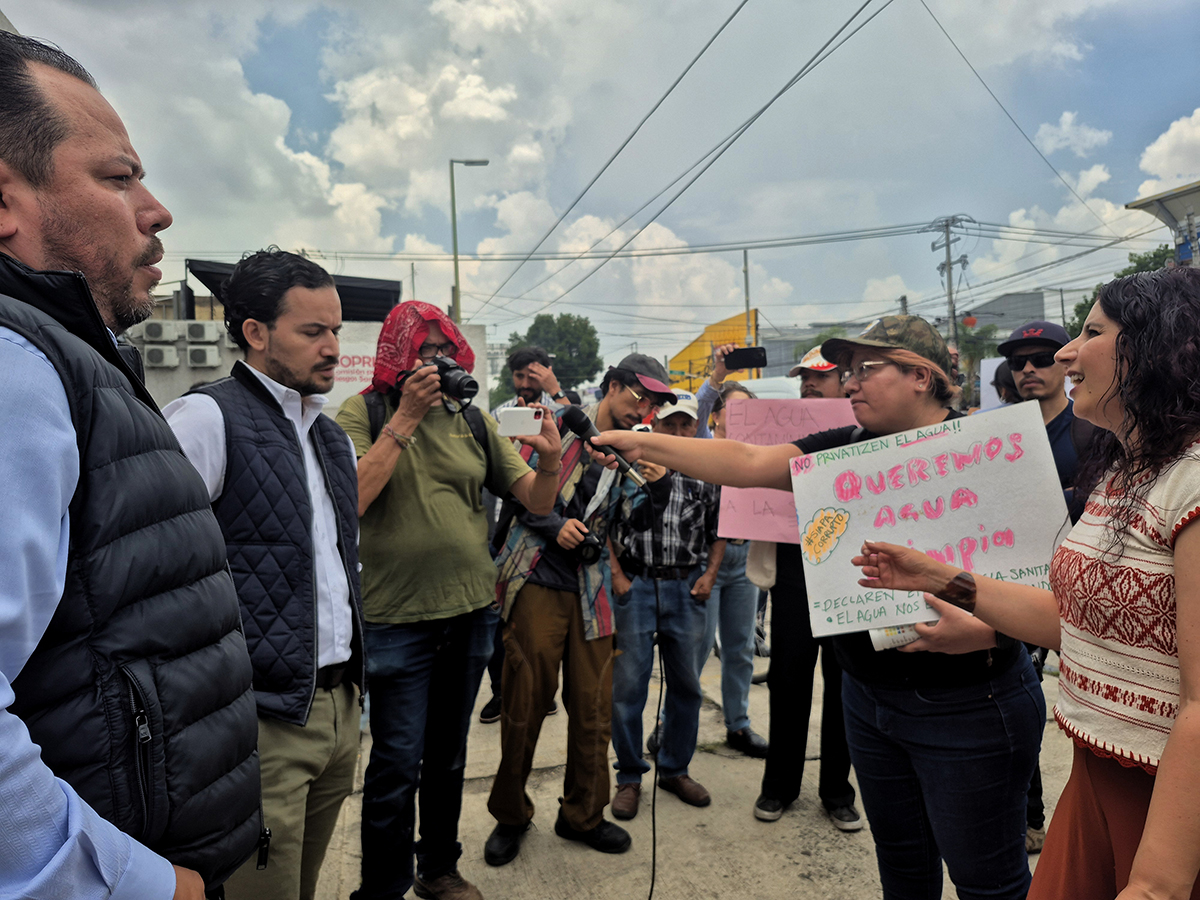 Vecinos y el colectivo El SIAPA Que Queremos exigen alerta sanitaria por agua contaminada en Guadalajara