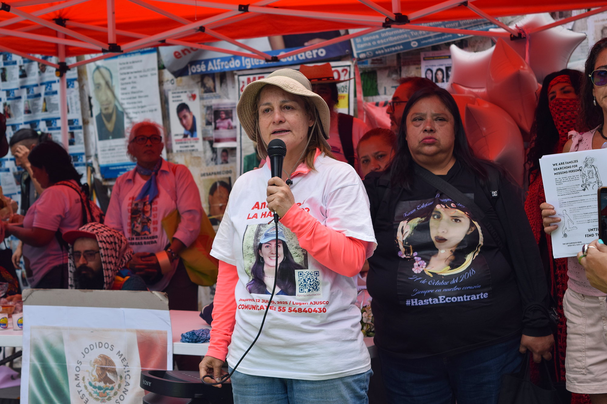 Madres buscadoras instalan memorial a Ana Amelí en el Ángel