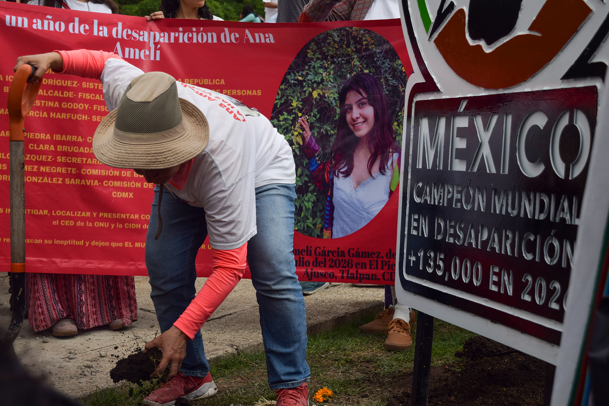 Madres buscadoras instalan memorial a Ana Amelí en el Ángel