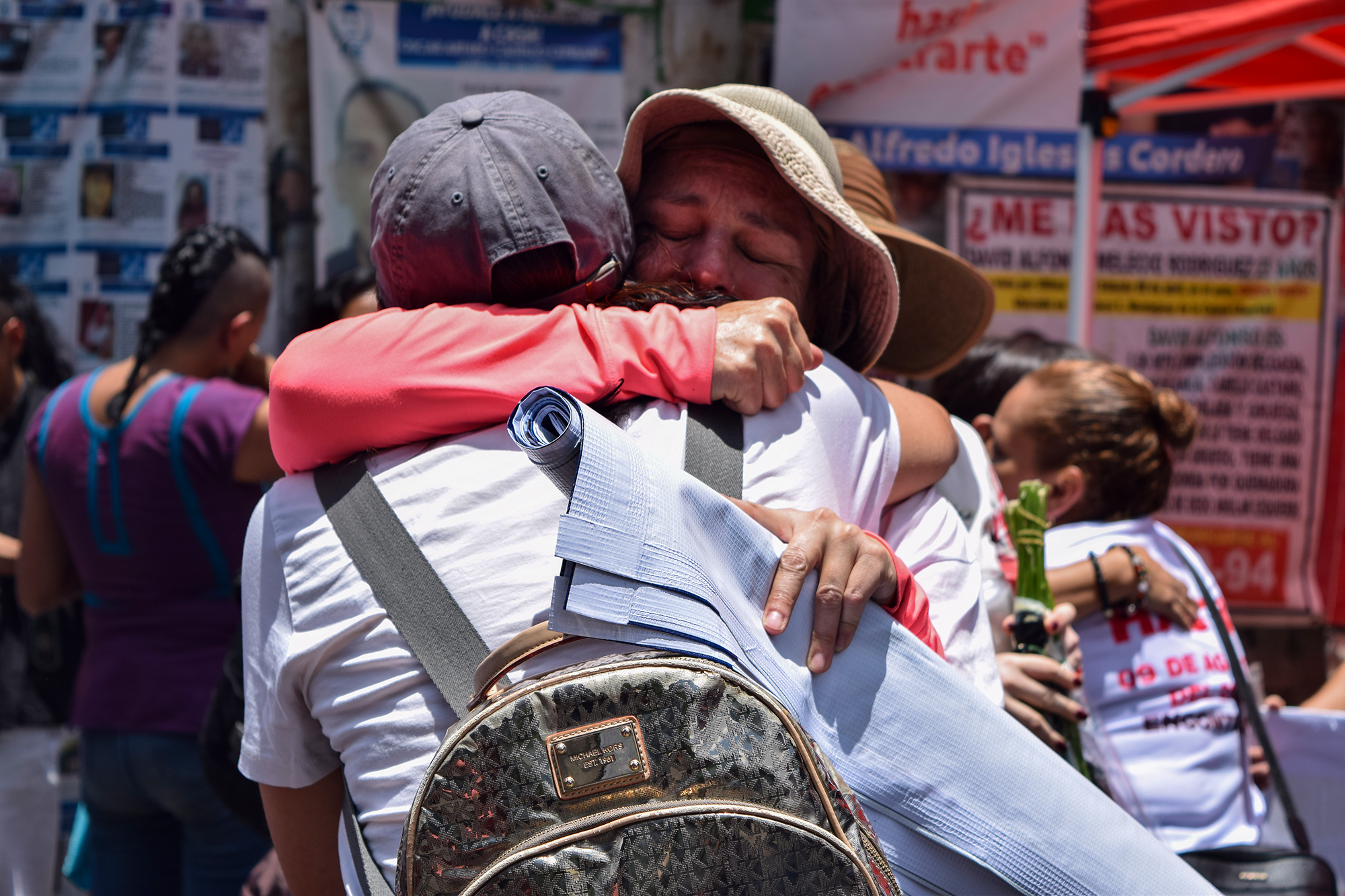 Madres buscadoras instalan memorial a Ana Amelí en el Ángel