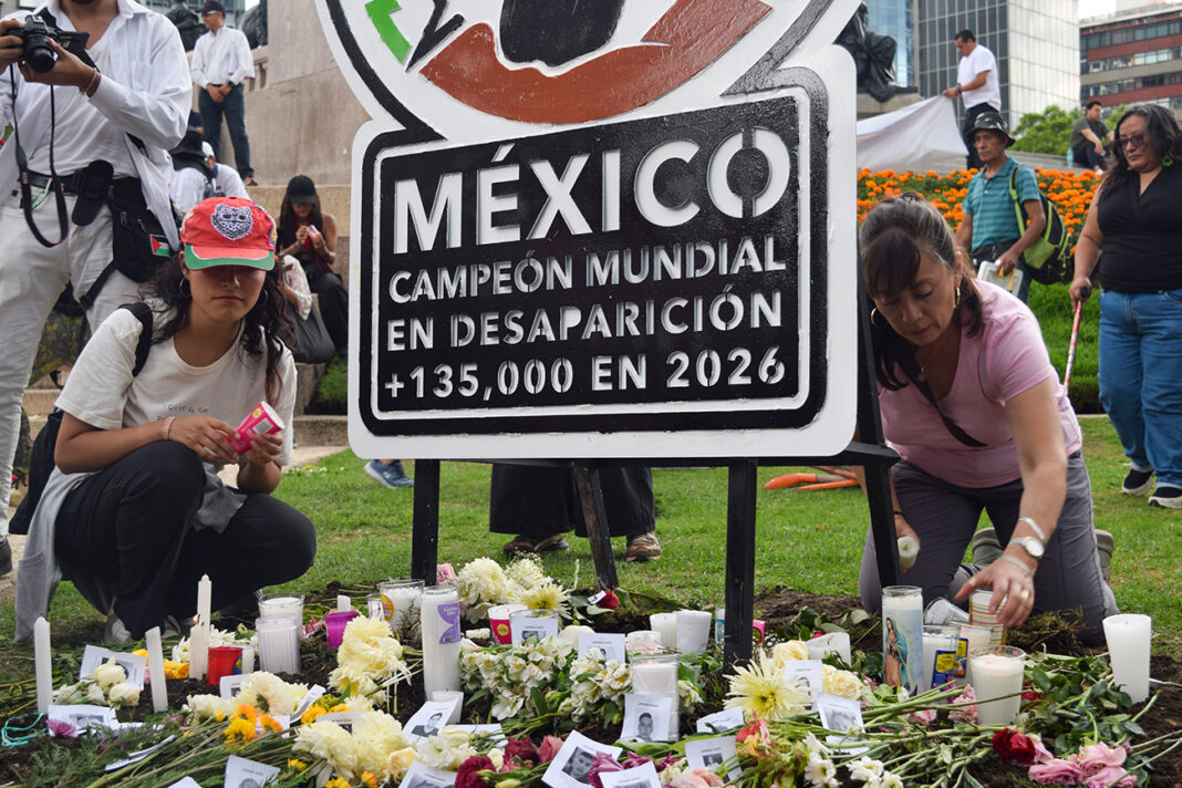 Madres buscadoras instalan memorial a Ana Amelí en el Ángel