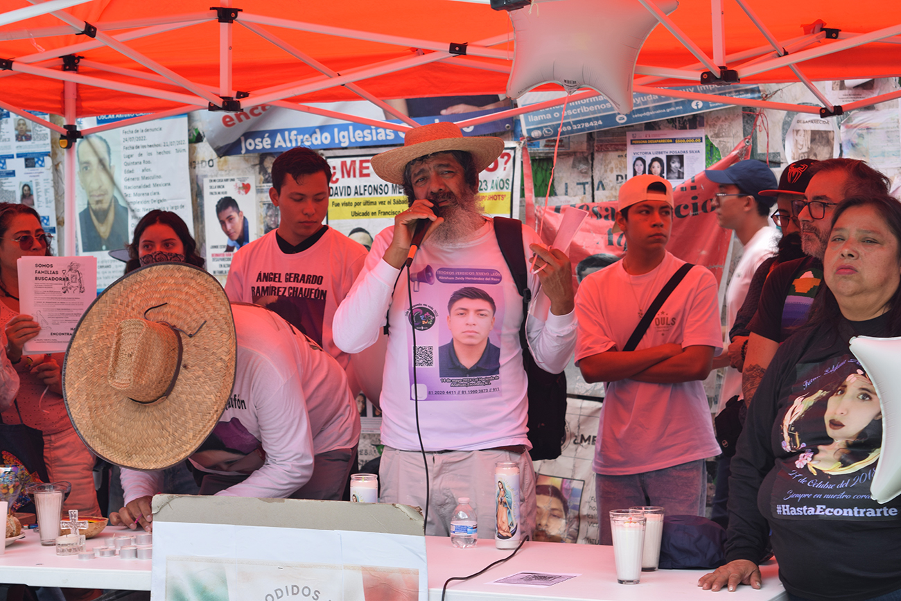 Madres buscadoras instalan memorial a Ana Amelí en el Ángel