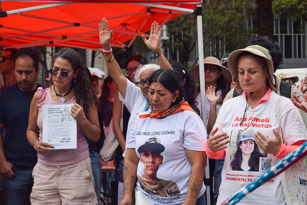 Madres buscadoras instalan memorial a Ana Amelí en el Ángel