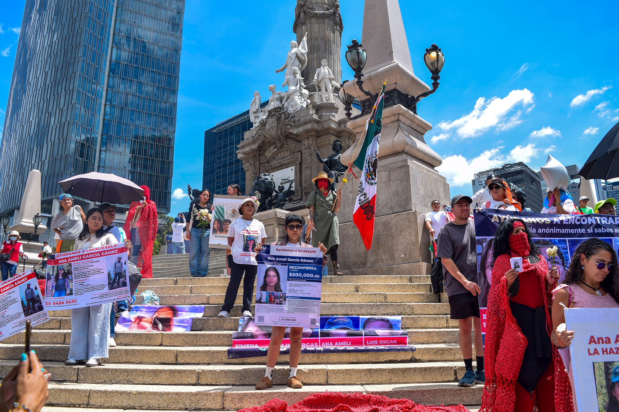 Madres buscadoras instalan memorial a Ana Amelí en el Ángel