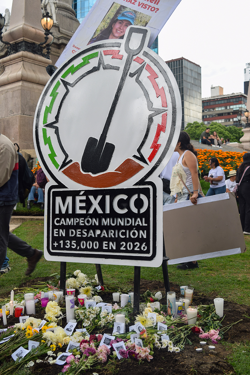 Madres buscadoras instalan memorial a Ana Amelí en el Ángel