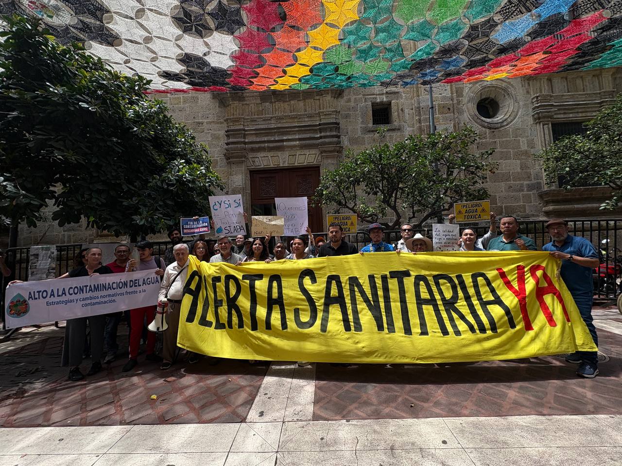 Acusan simulación en mesa por agua; exigen alerta sanitaria en Jalisco