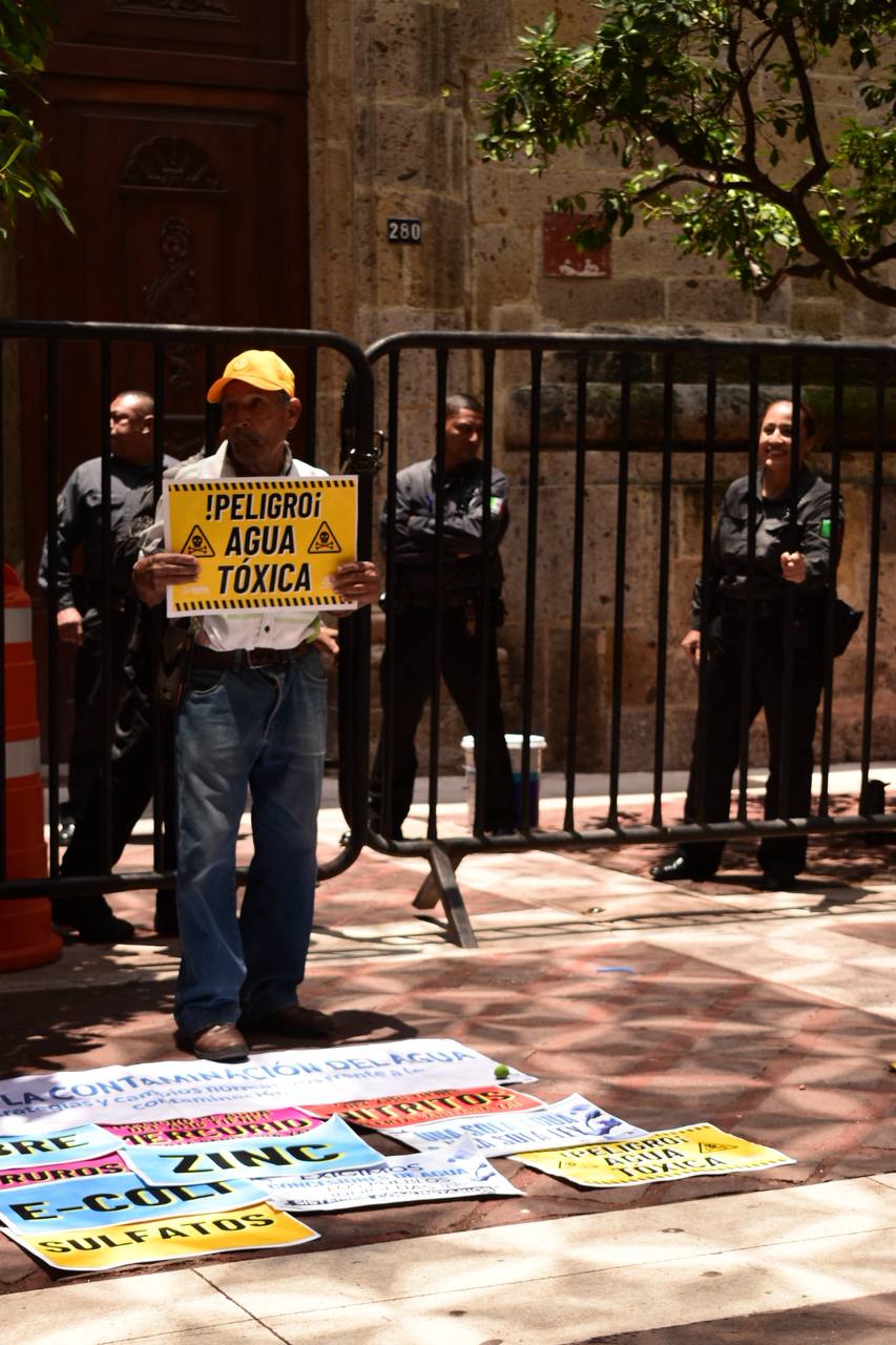 Acusan simulación en mesa por agua; exigen alerta sanitaria en Jalisco