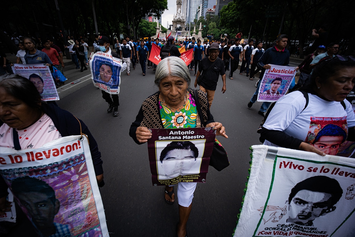 Madres y padres de los 43 responden a la CNDH y exigen a Sheinbaum los 853 folios del Ejército