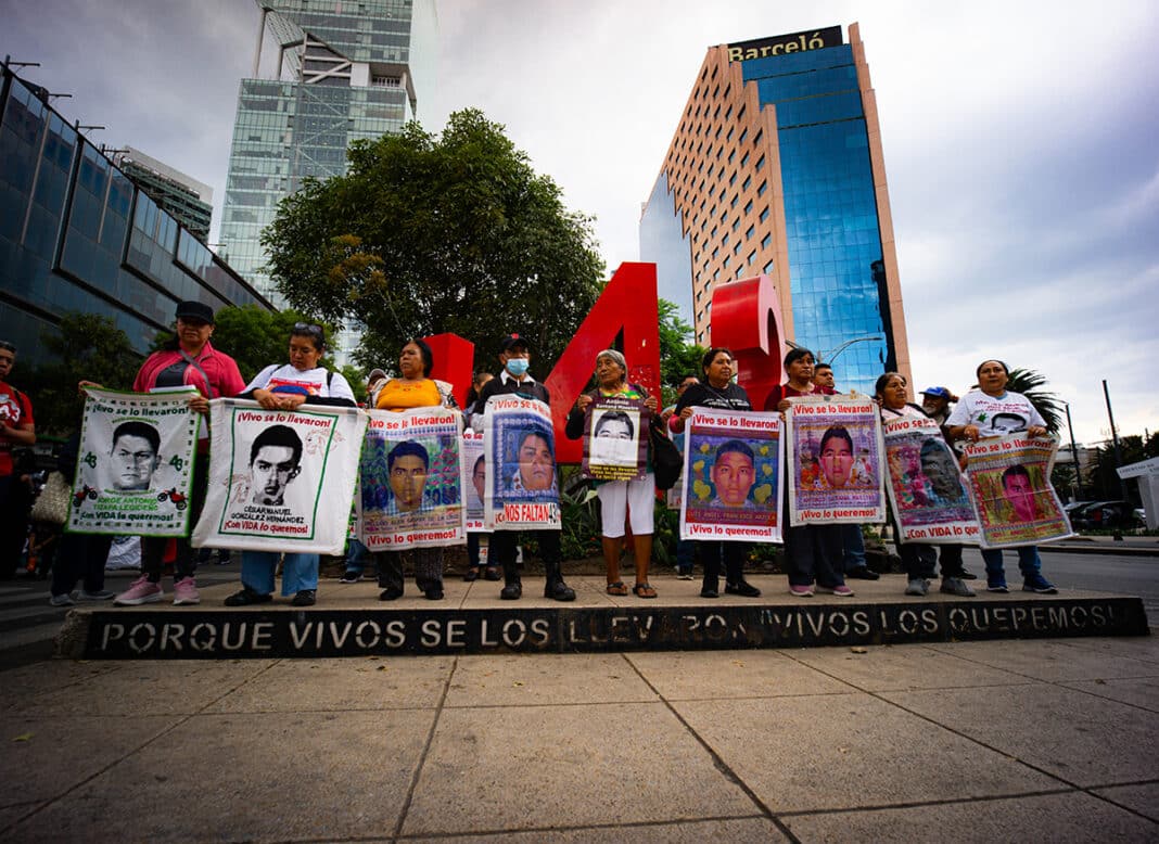 Madres y padres de los 43 responden a la CNDH y exigen a Sheinbaum los 853 folios del Ejército