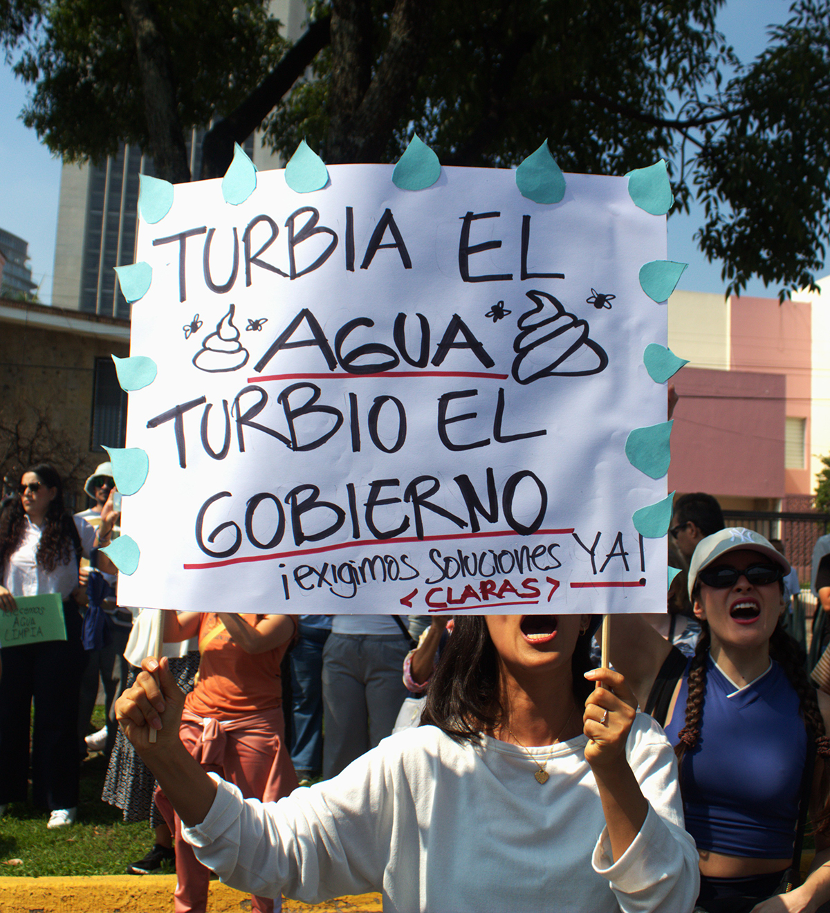 Protestan en Casa Jalisco por agua contaminada y exigen respuesta del gobierno de Jalisco