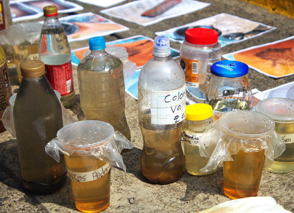 Protestan en Casa Jalisco por agua contaminada y exigen respuesta del gobierno de Jalisco