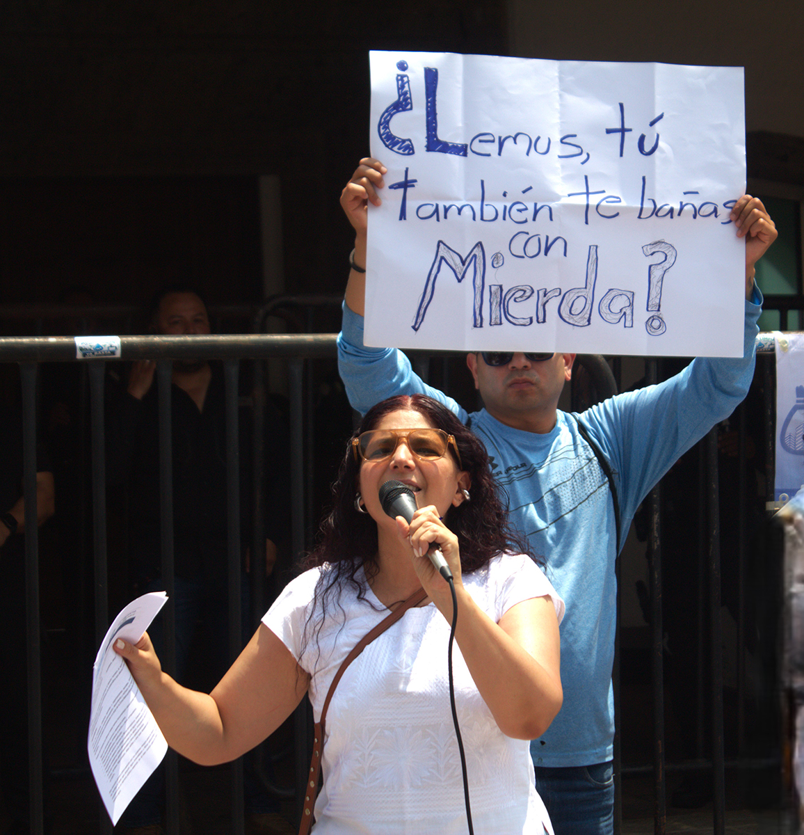 Protestan en Casa Jalisco por agua contaminada y exigen respuesta del gobierno de Jalisco