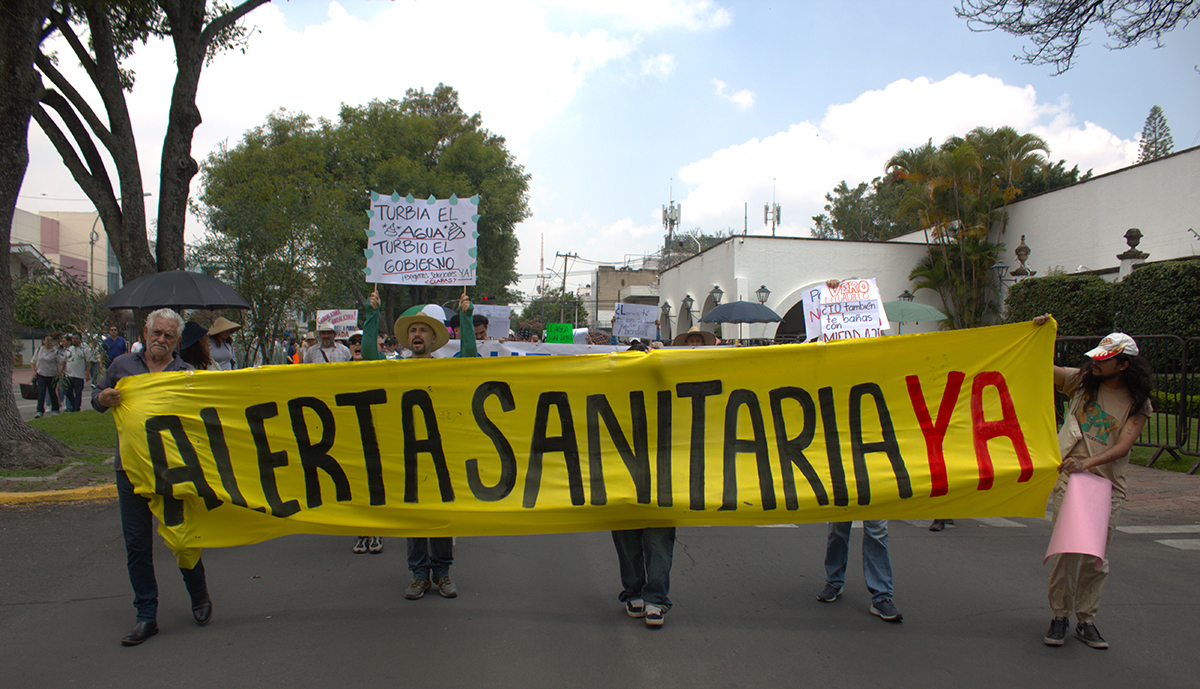 Protestan en Casa Jalisco por agua contaminada y exigen respuesta del gobierno de Jalisco