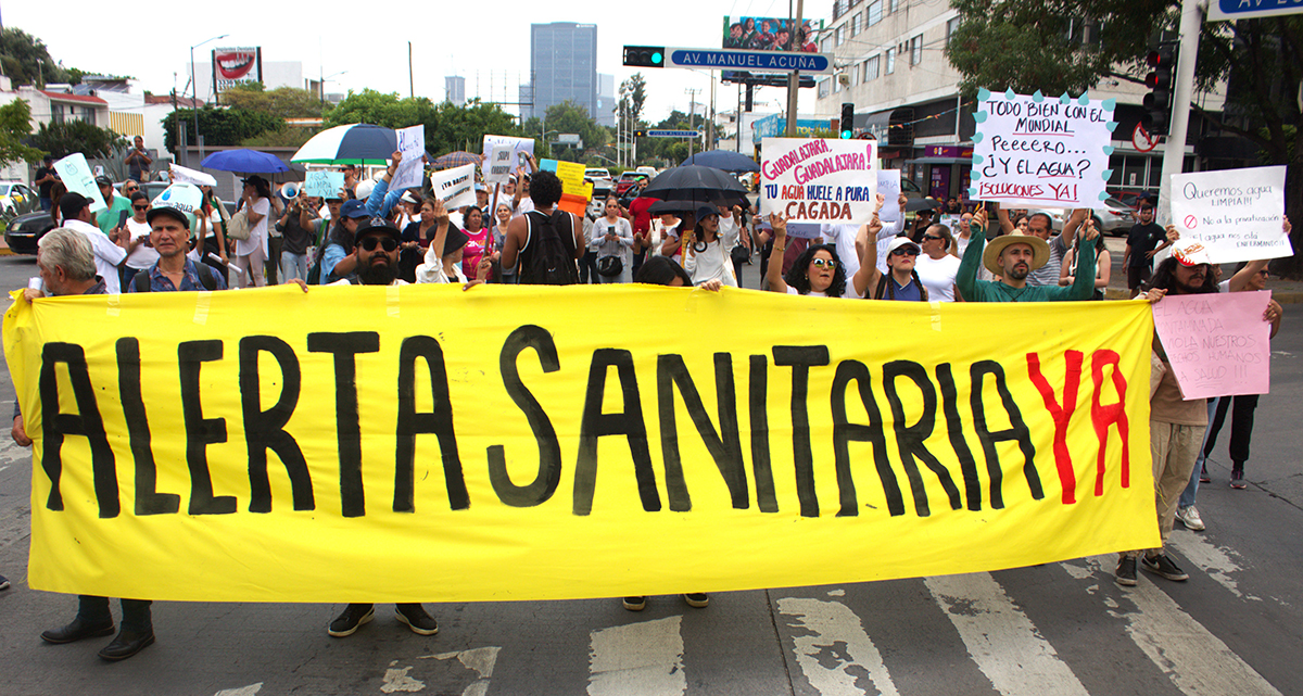 Protestan en Casa Jalisco por agua contaminada y exigen respuesta del gobierno de Jalisco