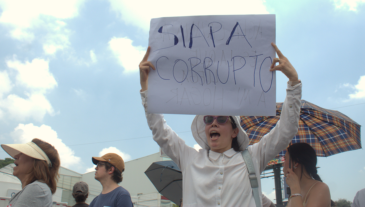Protestan en Casa Jalisco por agua contaminada y exigen respuesta del gobierno de Jalisco