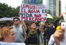 Protestan en Casa Jalisco por agua contaminada y exigen respuesta del gobierno de Jalisco Protestan en Casa Jalisco por agua contaminada y exigen respuesta del gobierno de Jalisco