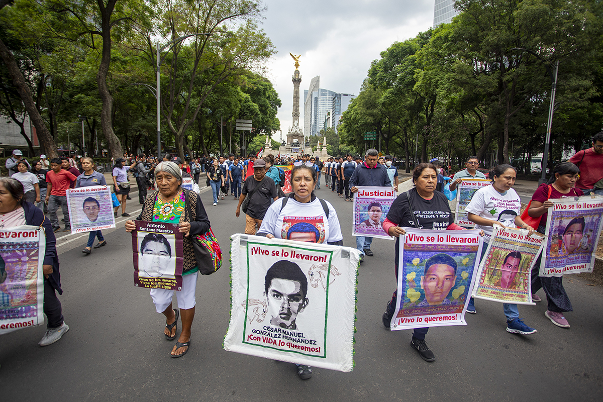 Madres y padres de los 43 responden a la CNDH y exigen a Sheinbaum los 853 folios del Ejército