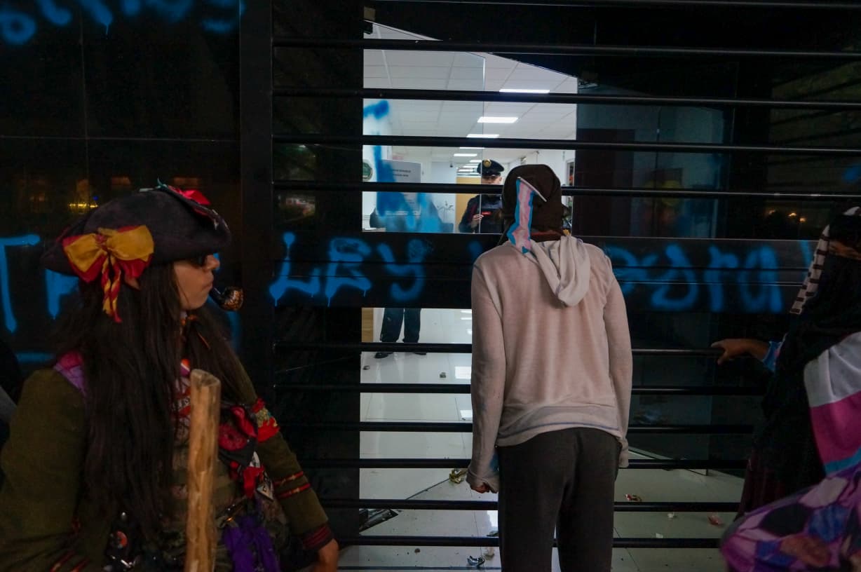 Colectivos trans exigen a Morena la Ley Integral Trans frente a su sede nacional