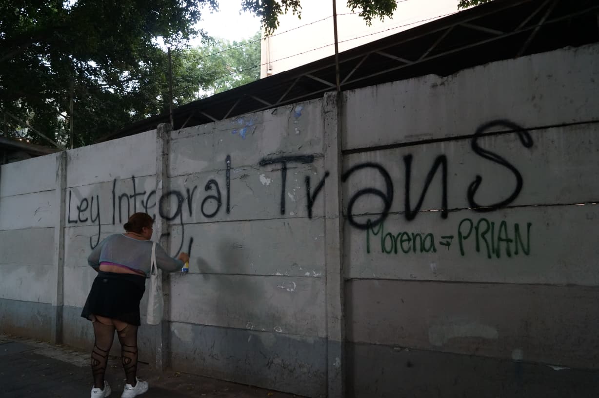 Colectivos trans exigen a Morena la Ley Integral Trans frente a su sede nacional