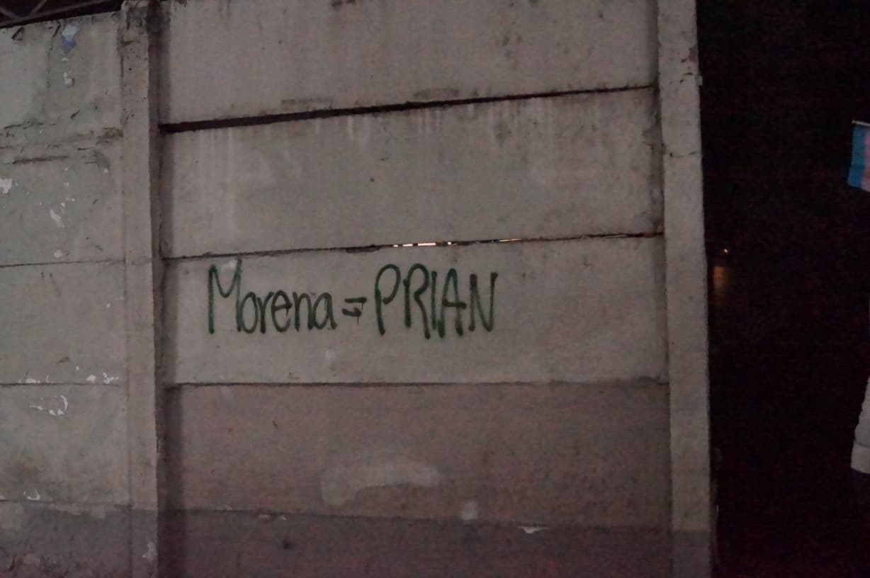 Colectivos trans exigen a Morena la Ley Integral Trans frente a su sede nacional