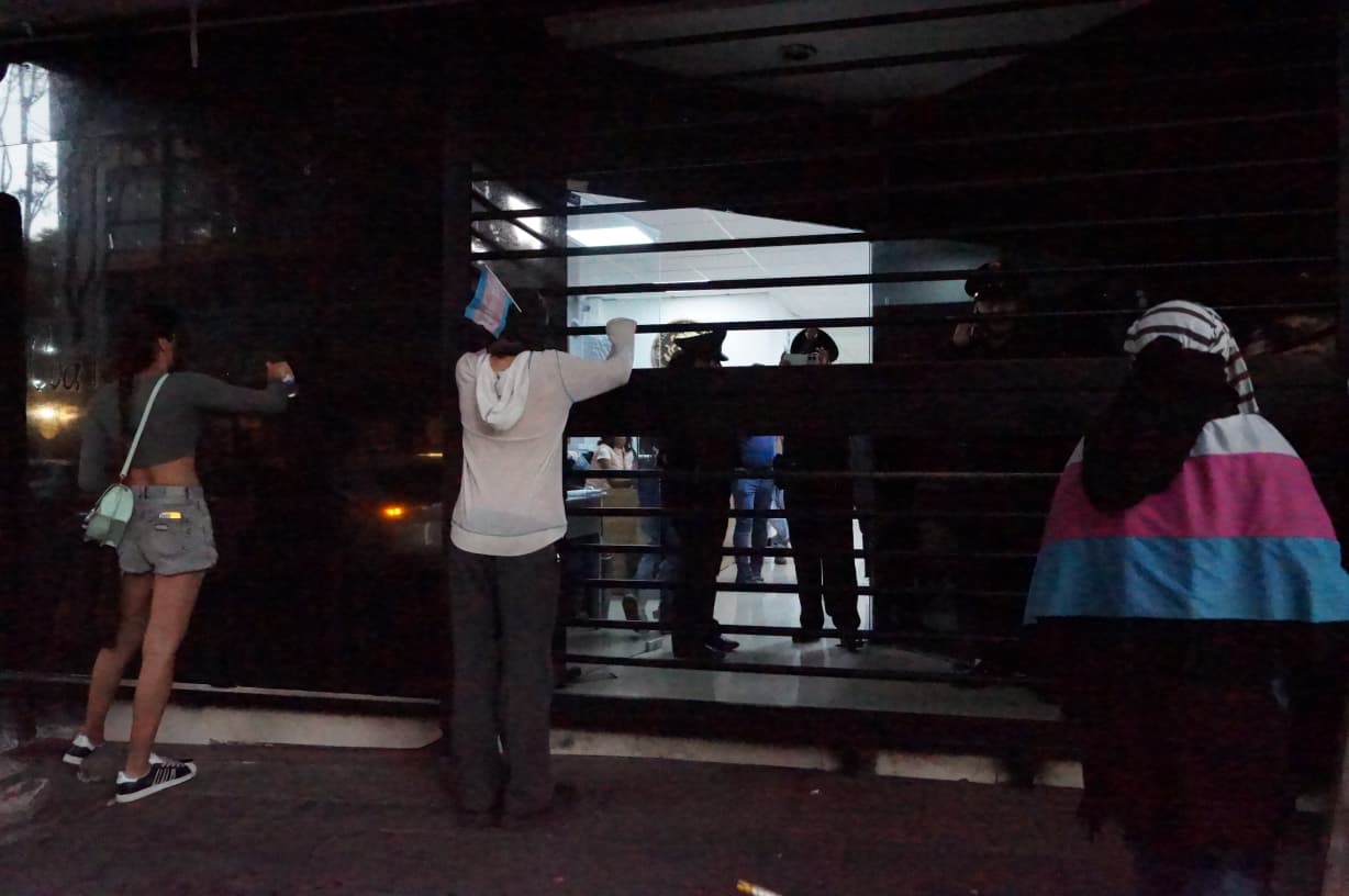 Colectivos trans exigen a Morena la Ley Integral Trans frente a su sede nacional
