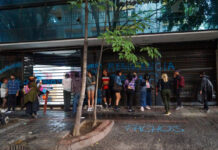 Colectivos trans exigen a Morena la Ley Integral Trans frente a su sede nacional Colectivos trans exigen a Morena la Ley Integral Trans frente a su sede nacional