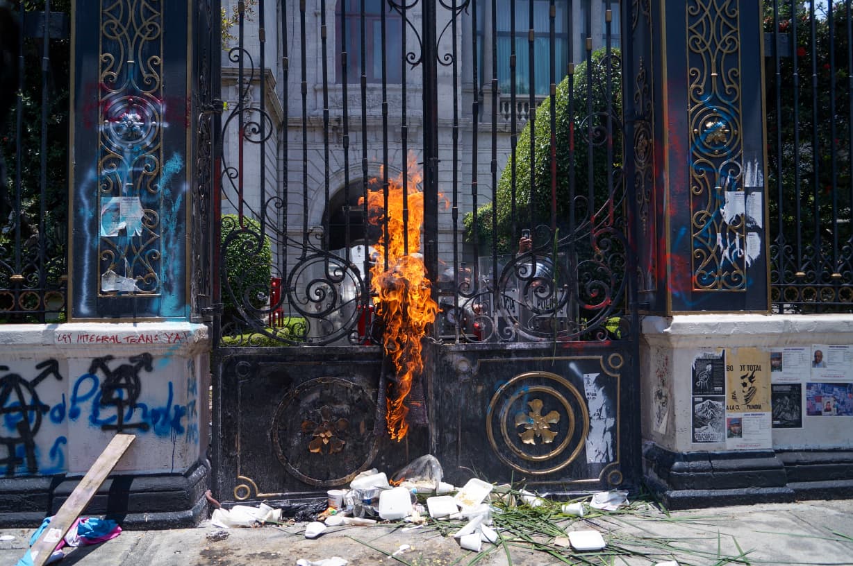 Colectivos trans bloquean Reforma tras fracasar diálogo con Segob y GCDMX