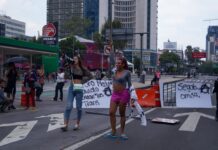 Colectivos trans bloquean Reforma tras fracasar diálogo con Segob y GCDMX Colectivos trans bloquean Reforma tras fracasar diálogo con Segob y GCDMX