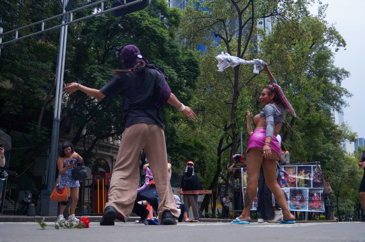Colectivos trans bloquean Reforma tras fracasar diálogo con Segob y GCDMX