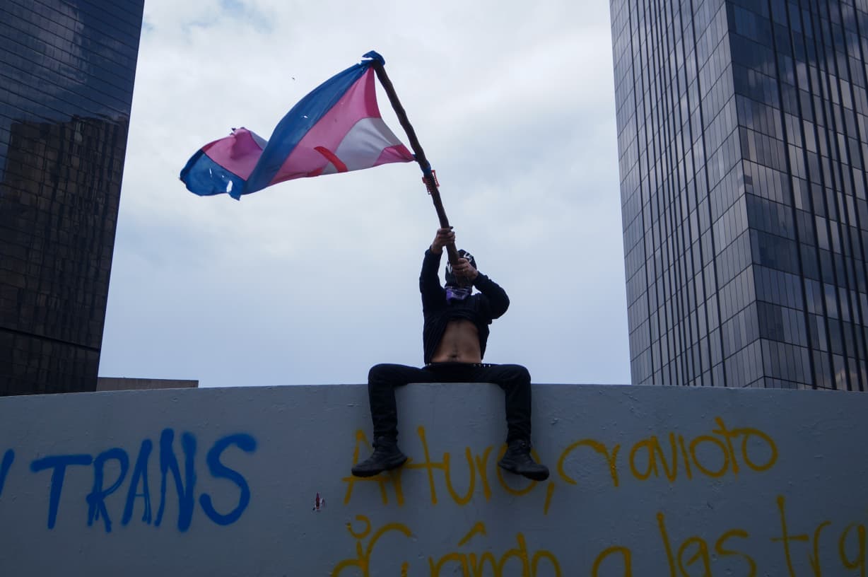 Colectivos trans bloquean Reforma tras fracasar diálogo con Segob y GCDMX
