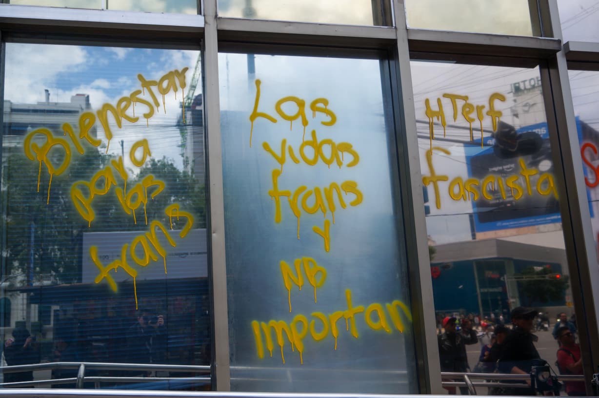 Colectivos trans bloquean Reforma tras fracasar diálogo con Segob y GCDMX