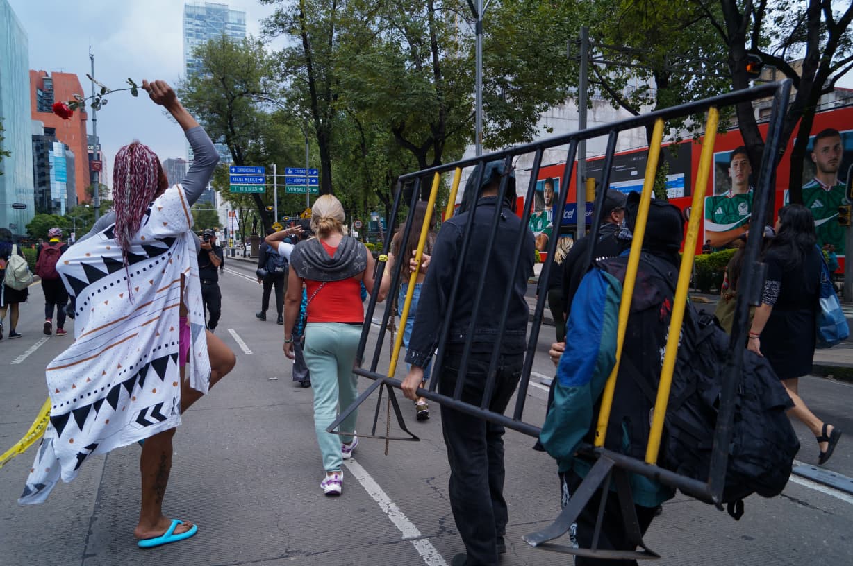 Colectivos trans bloquean Reforma tras fracasar diálogo con Segob y GCDMX
