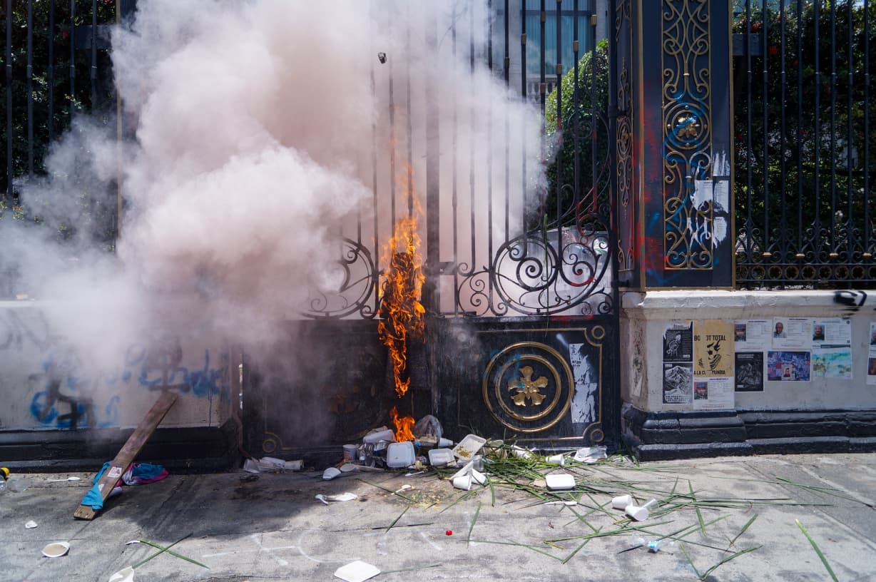 Colectivos trans bloquean Reforma tras fracasar diálogo con Segob y GCDMX