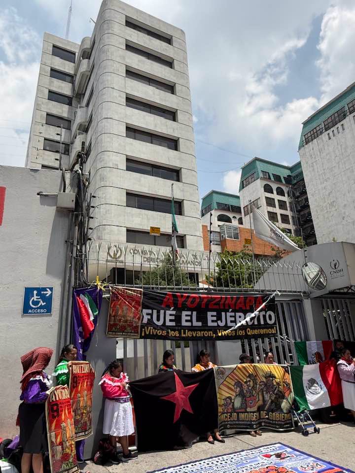 Colectivos cierran Periférico frente a la CNDH y rechazan su recomendación sobre Ayotzinapa