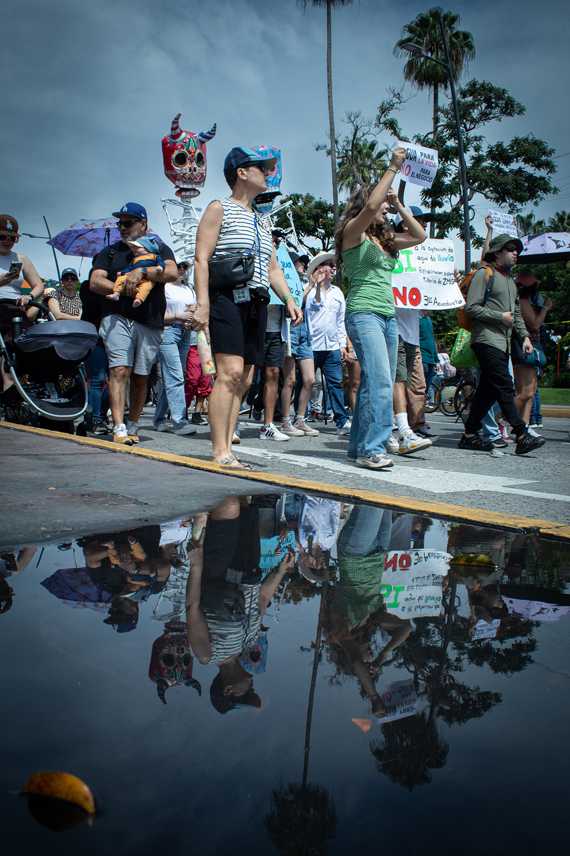 Más de 900 personas se concentran en el Parque Rojo, en Guadalajara, antes de iniciar la Megamarcha por el Agua rumbo a Plaza Liberación. Guadalajara, Jalisco, 23 de agosto de 2026.