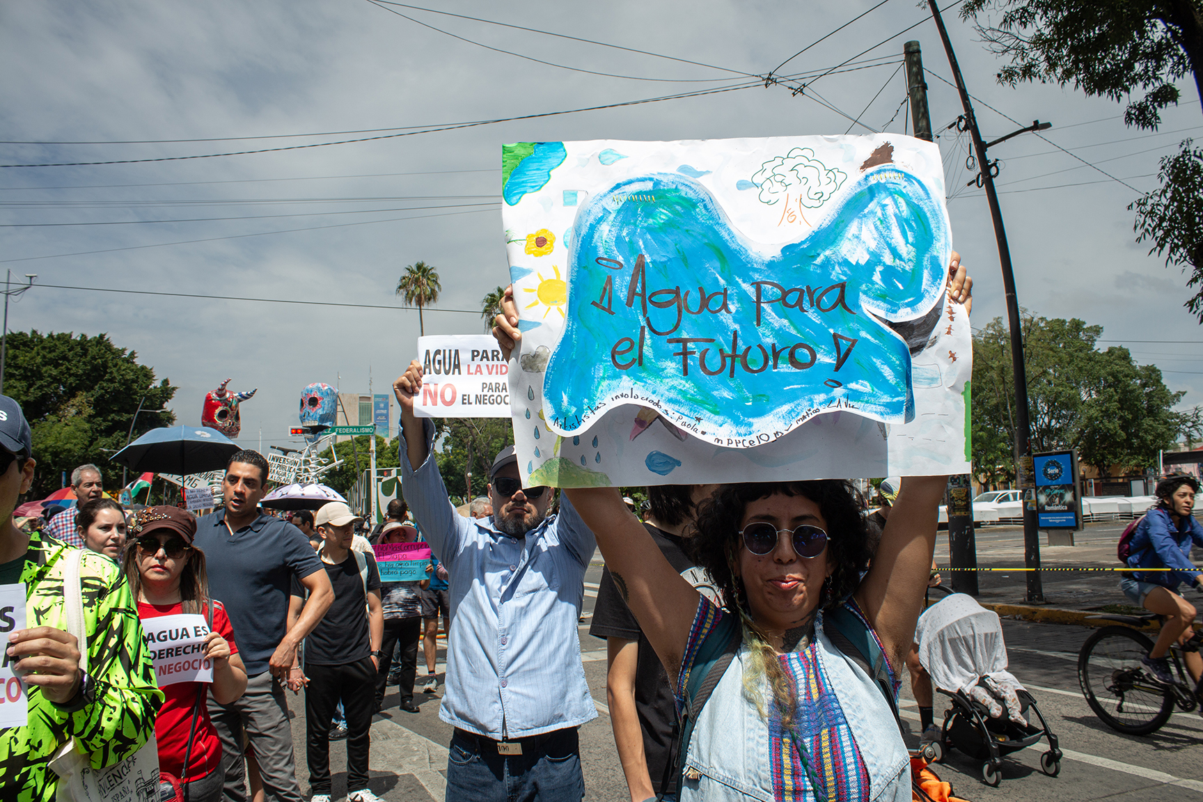 Más de 900 personas se concentran en el Parque Rojo, en Guadalajara, antes de iniciar la Megamarcha por el Agua rumbo a Plaza Liberación. Guadalajara, Jalisco, 23 de agosto de 2026.