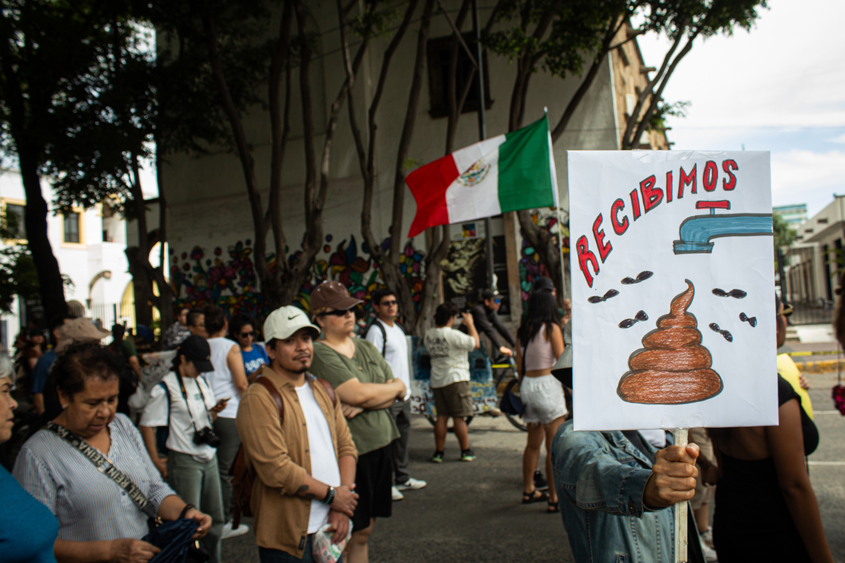 Más de 900 personas se concentran en el Parque Rojo, en Guadalajara, antes de iniciar la Megamarcha por el Agua rumbo a Plaza Liberación. Guadalajara, Jalisco, 23 de agosto de 2026.
