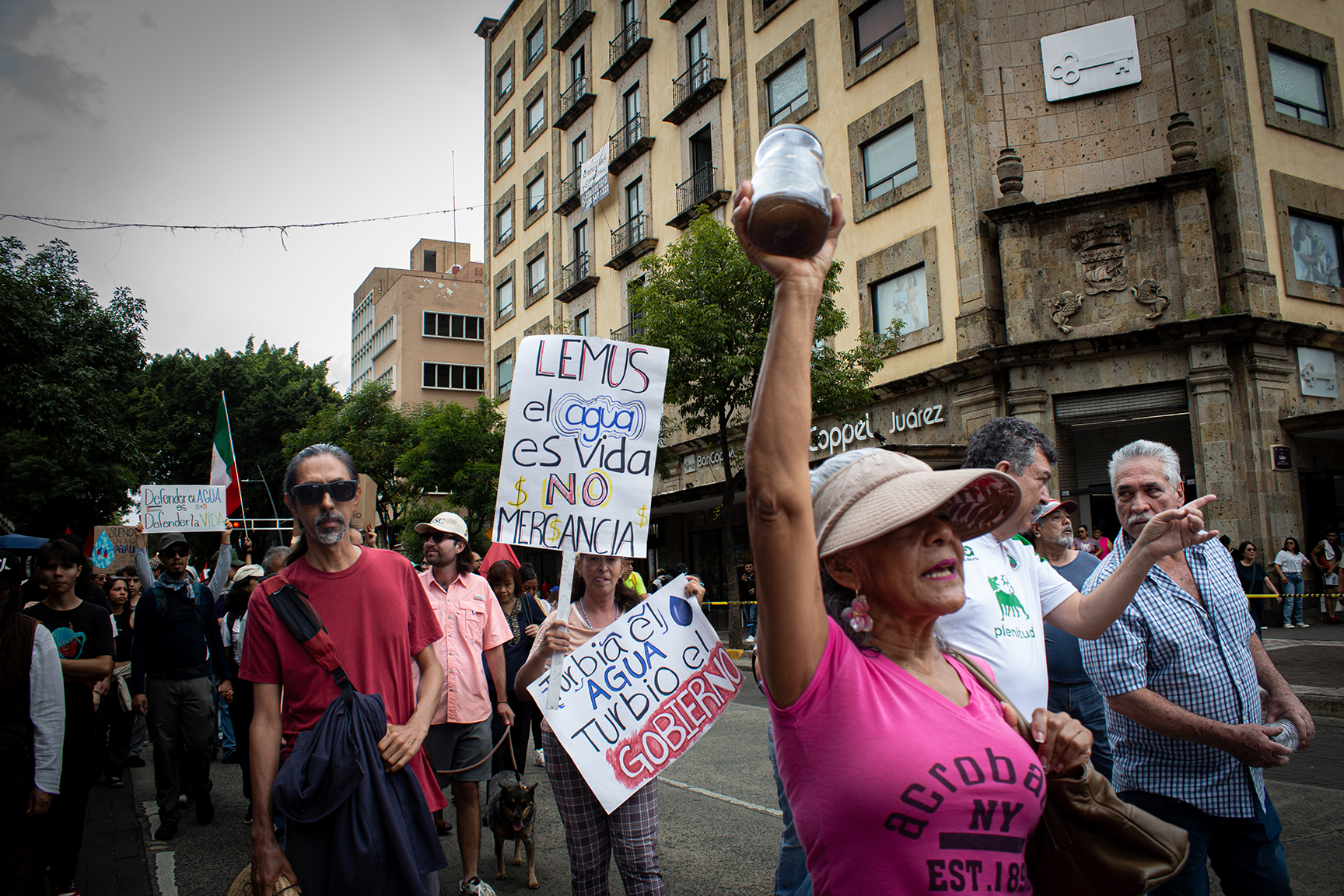 Más de 900 personas se concentran en el Parque Rojo, en Guadalajara, antes de iniciar la Megamarcha por el Agua rumbo a Plaza Liberación. Guadalajara, Jalisco, 23 de agosto de 2026.
