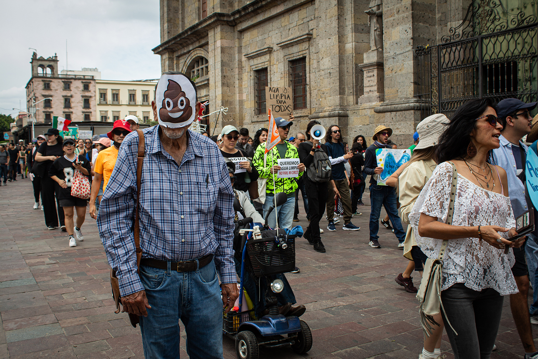 Más de 900 personas se concentran en el Parque Rojo, en Guadalajara, antes de iniciar la Megamarcha por el Agua rumbo a Plaza Liberación. Guadalajara, Jalisco, 23 de agosto de 2026.
