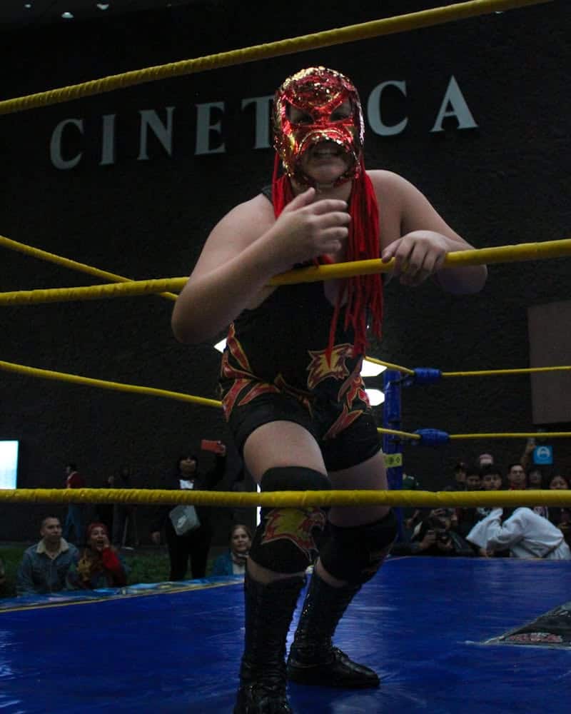 Luchadoras trans de la liga Lucha Trans combaten sobre un ring instalado en la Cineteca Nacional durante la jornada del 22 de agosto de 2026.