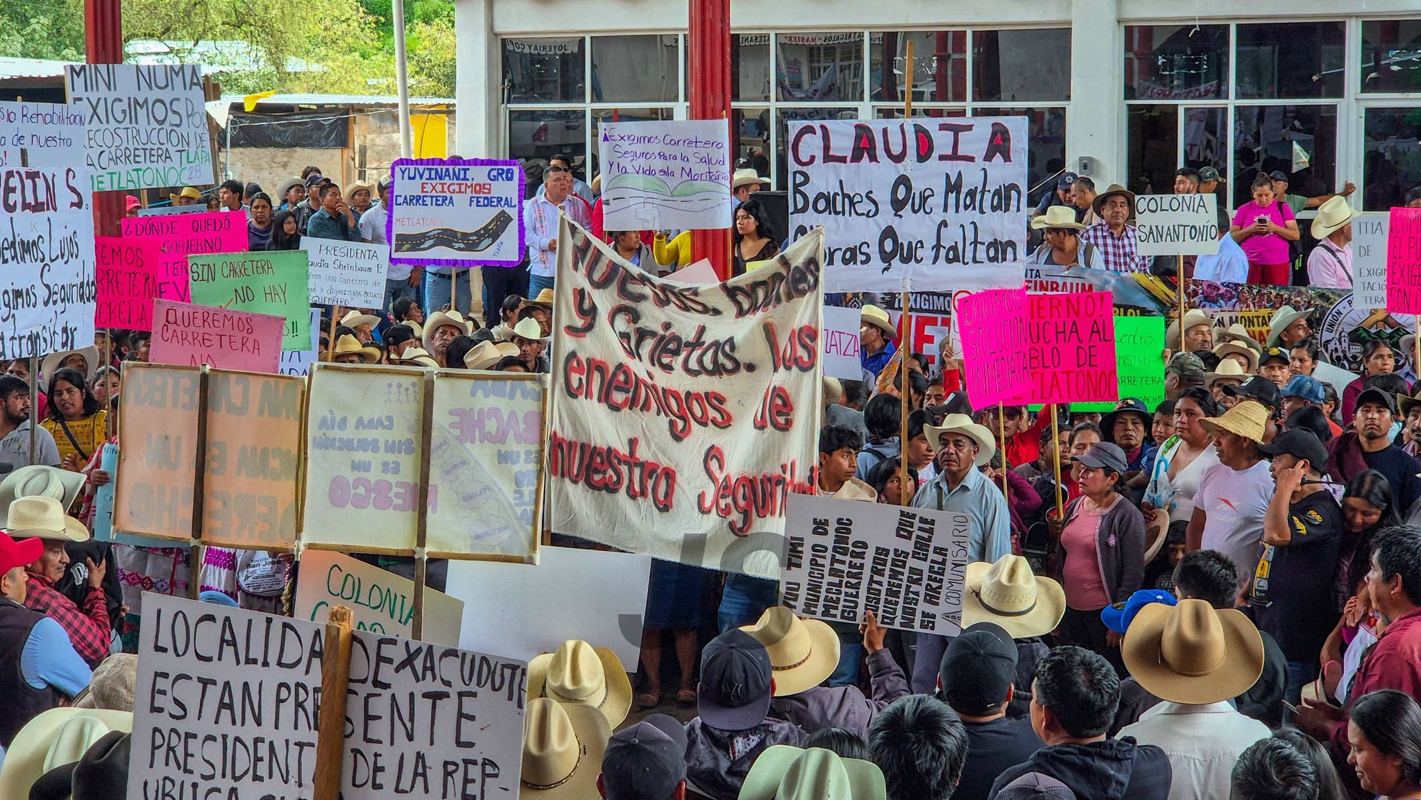 Comunidades indígenas exigen rehabilitar carretera Tlapa-Metlatónoc en Guerrero