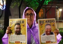 Familias buscadoras realizan velada en CDMX y exigen avances en búsqueda y sanciones por agresión policial Familias buscadoras marchan en la Ciudad de México con fotografías de personas desaparecidas durante una velada